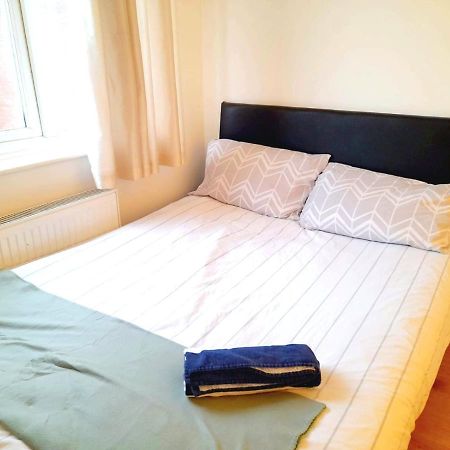 6 Bed House 3 Bathrooms Good Transport Links To London, Free Parking Bagian luar foto