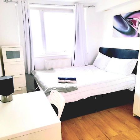 6 Bed House 3 Bathrooms Good Transport Links To London, Free Parking Bagian luar foto