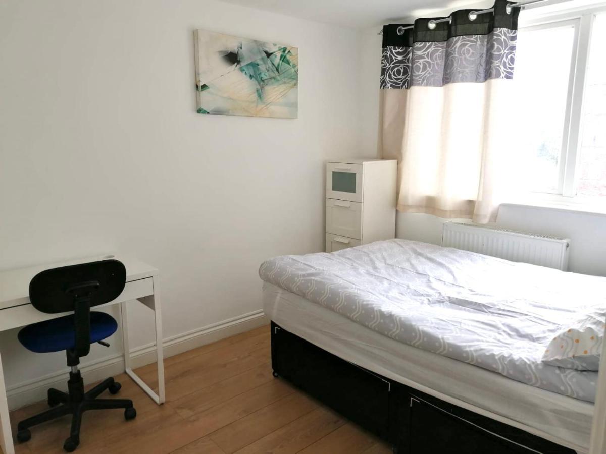 6 Bed House 3 Bathrooms Good Transport Links To London, Free Parking Bagian luar foto