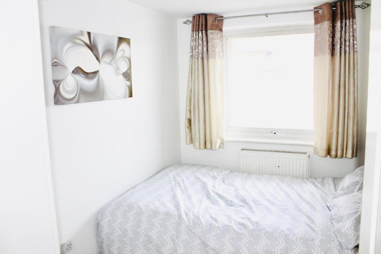 6 Bed House 3 Bathrooms Good Transport Links To London, Free Parking Bagian luar foto