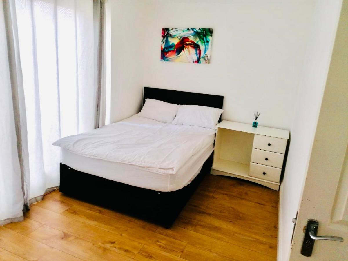 6 Bed House 3 Bathrooms Good Transport Links To London, Free Parking Bagian luar foto