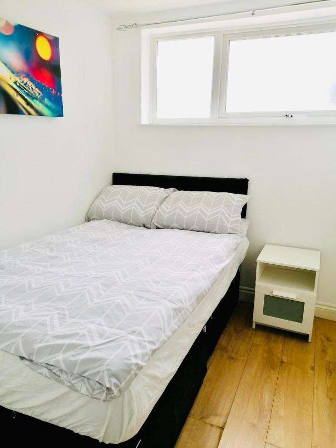 6 Bed House 3 Bathrooms Good Transport Links To London, Free Parking Bagian luar foto