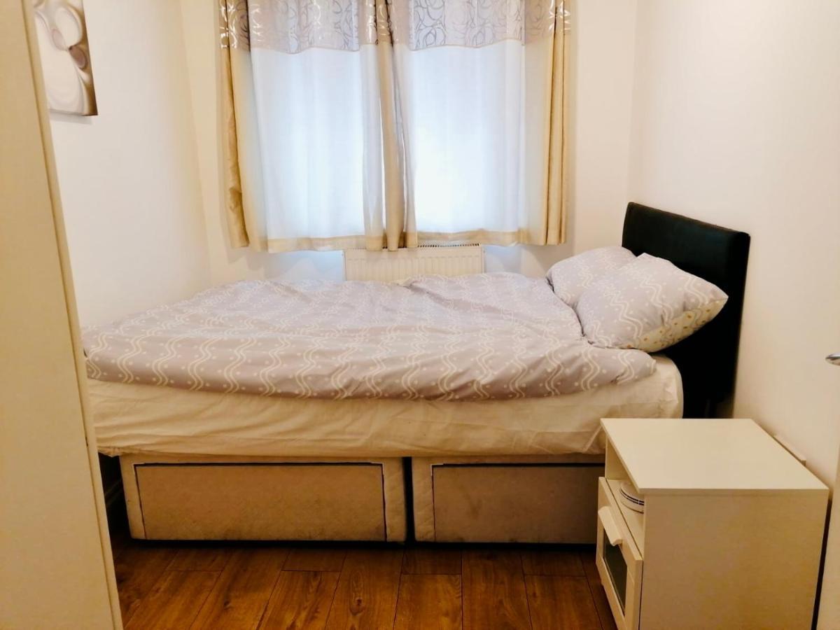 6 Bed House 3 Bathrooms Good Transport Links To London, Free Parking Bagian luar foto