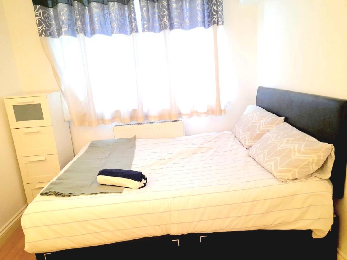 6 Bed House 3 Bathrooms Good Transport Links To London, Free Parking Bagian luar foto